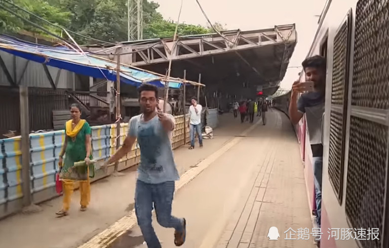 印度三男子表演"跳火车"杂技 被逮捕后流下悔恨的泪水