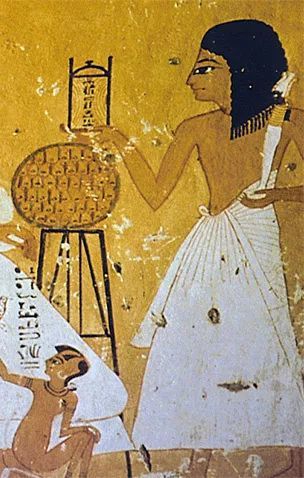 人类臭美简史:古埃及贵妇命令女仆用鞭子抽打