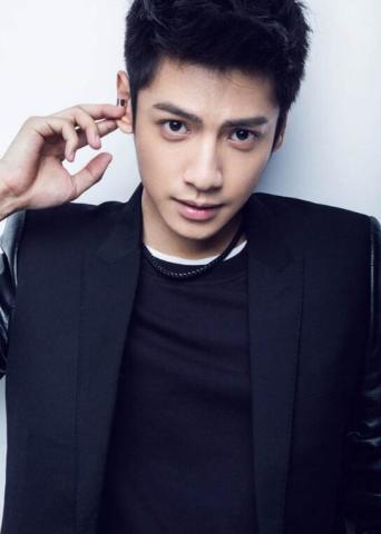 他是jboy3成员,曾出演何以笙箫默男主未火,如今凭借香蜜男二走红