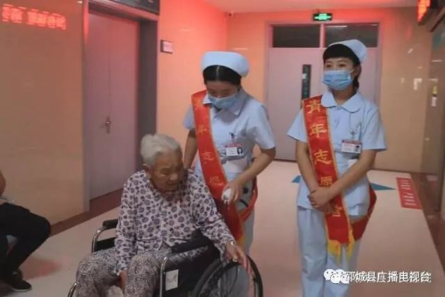 陪检服务方便你我他-县医院推出便民服务新举措