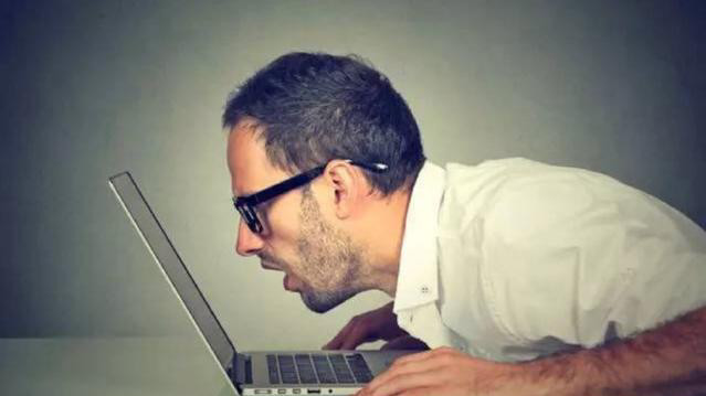 如果一个近视500度的人,长期不佩戴眼镜,他的