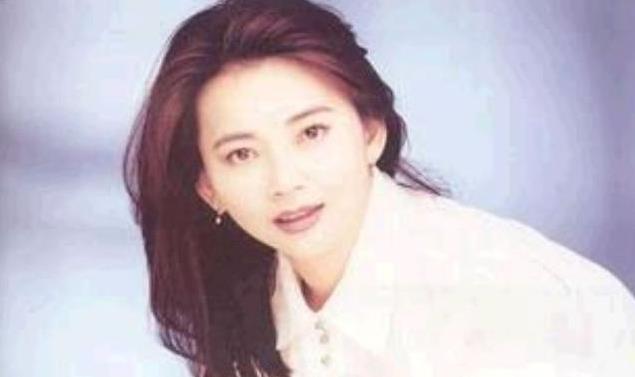 60岁胡慧中和63岁刘晓庆,整容脸和自然脸的差