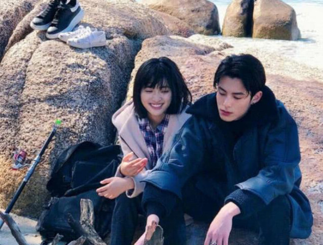 王鹤棣沈月拍亲密照,他一举动让粉丝炸锅,网友