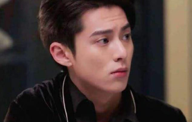 王鹤棣沈月拍亲密照,他一举动让粉丝炸锅,网友