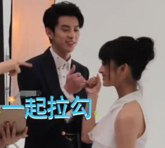 王鹤棣沈月拍亲密照,他一举动让粉丝炸锅,网友