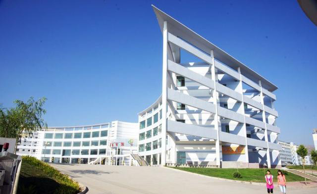 一所双一流985大学,全球排名500强,新生一下车