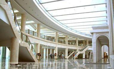 一所双一流985大学,全球排名500强,新生一下车