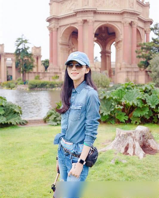 是要秀身材吗?韩雪的这套牛仔搭配很酷,故意给牛仔衣打个结