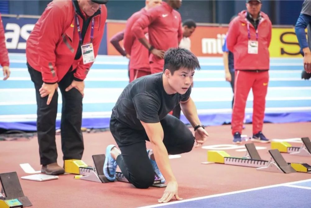 苏炳添背后的故事:冠军拿到手软 工资全部上交