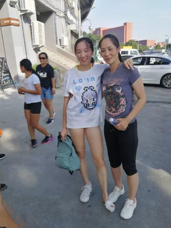 那个光脚跑完400米的东城女将 你太帅了!