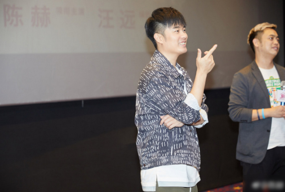 陈赫现身活动无奈腿和脸相差了两个色号