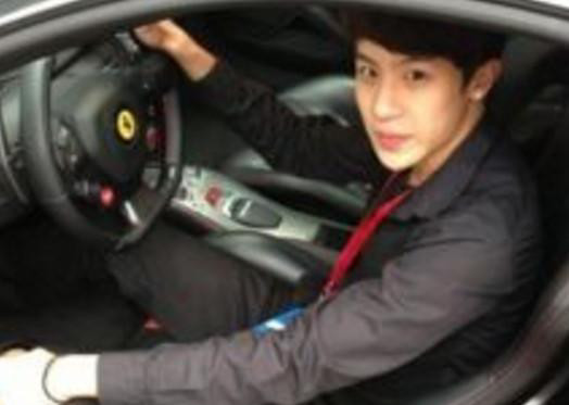 他身家百亿,出行座驾不输王思聪,曾晒出99亿存