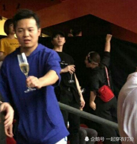 蔡徐坤现身张杰演唱会,拿着红酒杯跟着嗨,网友