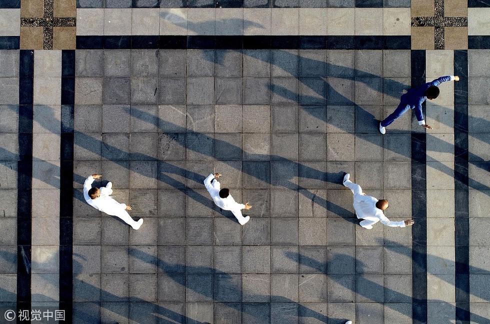 高清:江苏太极爱好者公园练习 无人机俯拍颇有韵味-腾讯网