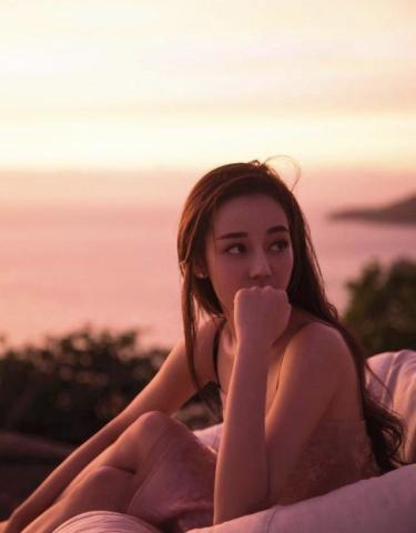 迪丽热巴《慢游全世界》,泳衣照上线,男人的福