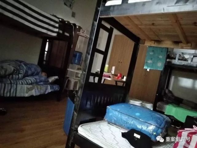 中国员工每天至少工作十二小时,下班后挤在8到12人一间的宿舍休息.