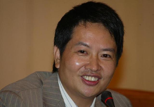 何炅好男人形象崩塌,被曝出不为人知的一面,遭