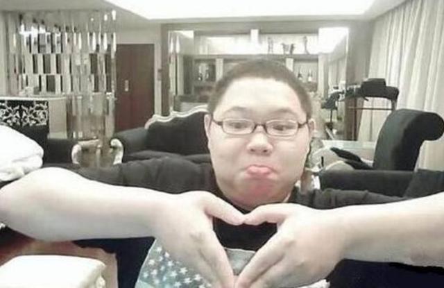 pdd近照曝出,体重激增比原来胖了一圈,网友:这是生病的样子?