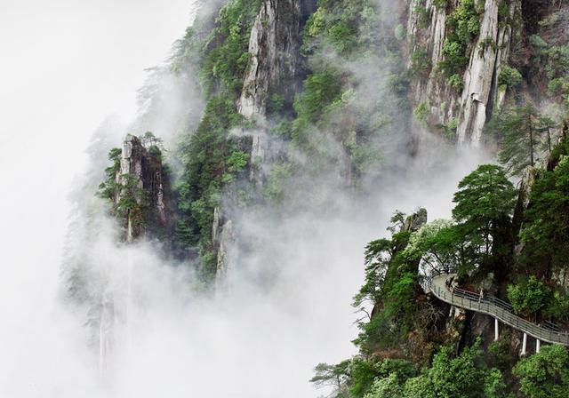 南北向有京九鐵路,東西向有溝通京九,京廣兩條鐵路大動脈的衡茶吉鐵路