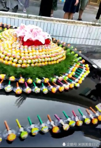 抖音上土豪结婚,婚车这么布置实用又特别,姑娘