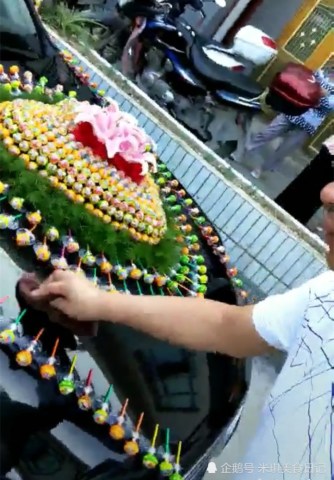 抖音上土豪结婚,婚车这么布置实用又特别,姑娘