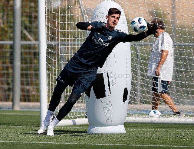 魔笛库尔图瓦无缘欧超杯首发 皇马战马竞延续