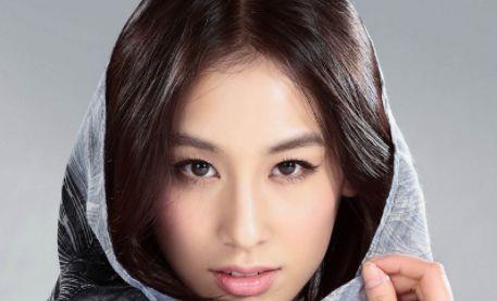 明星长相中的弱点,蔡徐坤的嘴,杨幂的鼻孔,而她