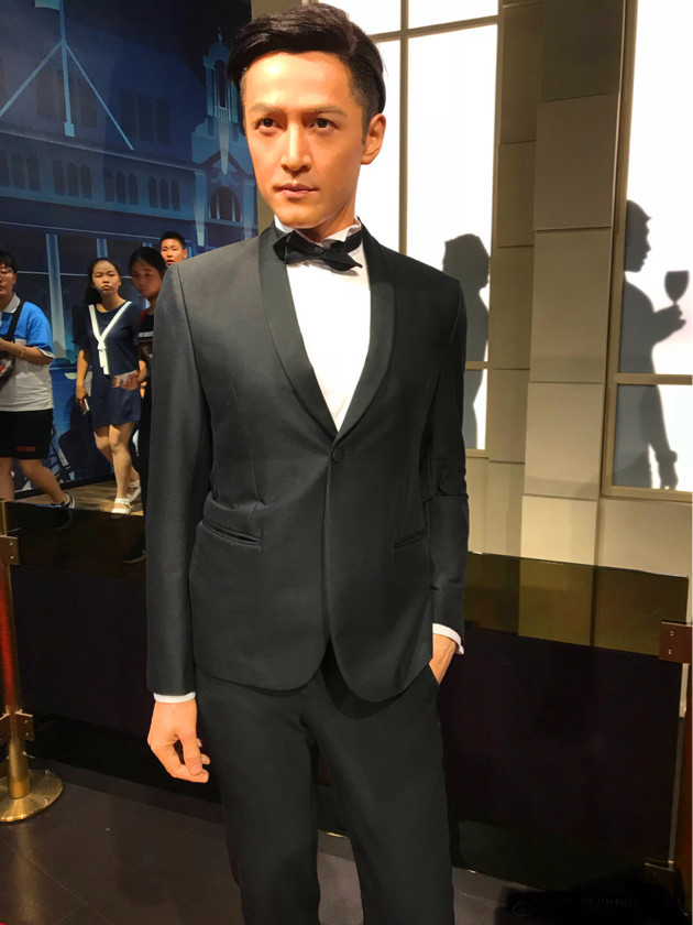 王源:看到蜡像我的眼泪差点掉下来,但是要努力欢笑