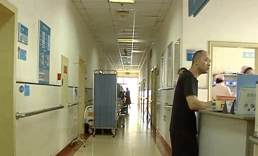 白血病女孩怕拖累家庭拒治疗 医生主动为其募