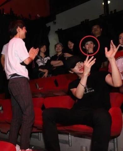 蔡徐坤现身张杰演唱会,左边坐着谢娜右边何炅