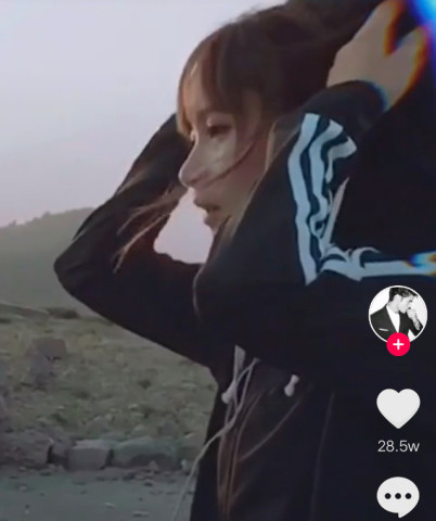 抖音又一位侧颜女神火了,当她抬头的那个动作