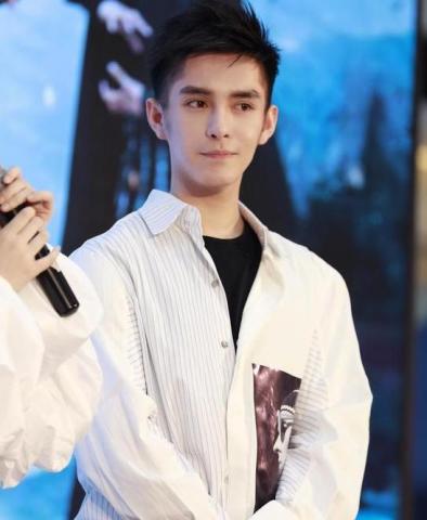 《香蜜》剧组空降广州召开粉丝见面会,邓伦迷