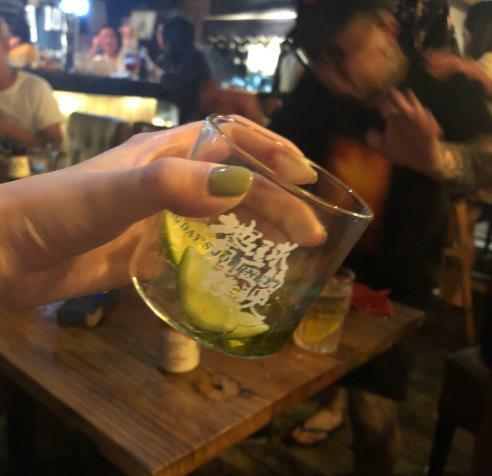 豆得儿深夜和花臂男喝酒,网友都被她晒的自拍吓到了!