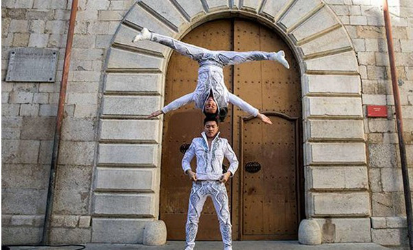 两名越南杂技演员打破吉尼斯世界纪录,头顶上连续踏着最高数量的舞步