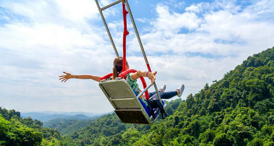 在198米的悬崖峭壁上荡秋千,隔着屏幕都能感觉到的惊险刺激!