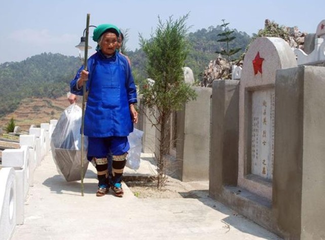 中越战争24年以后一位老母亲来到了烈士陵园痛哭的样子让人揪心