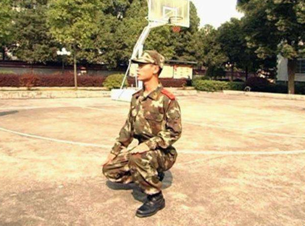 应该知道蹲姿是什么感觉,不过因为在上学军训的时候,军姿并不标准