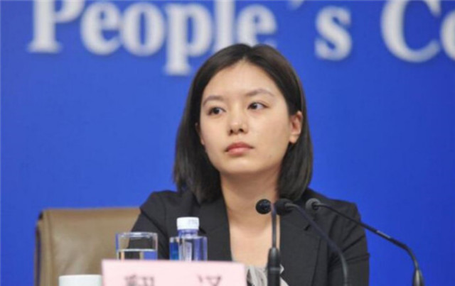 她被誉为中国最美女翻译,外交部的"冰美人",生活照让人忍不住动心