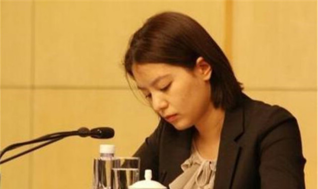 她被誉为中国最美女翻译,外交部的"冰美人",生活照让人忍不住动心