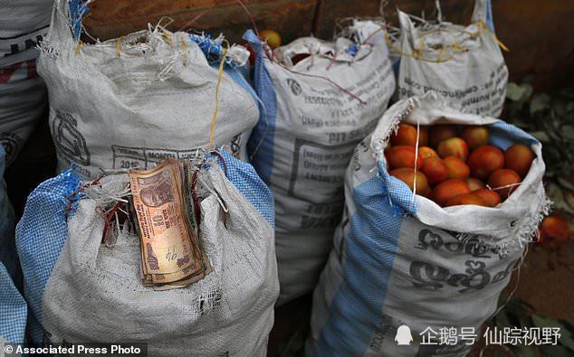 印度卢比兑美元汇率跌至历史最低,印度企业家