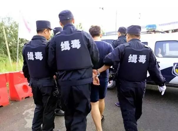 缉毒民警冲上去瞬间毒贩的手枪子弹已上膛