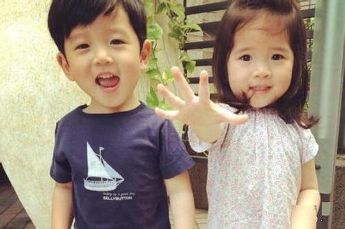 37岁宋小宝一家近照,二婚老婆貌美如花,两个龙凤胎长相漂亮