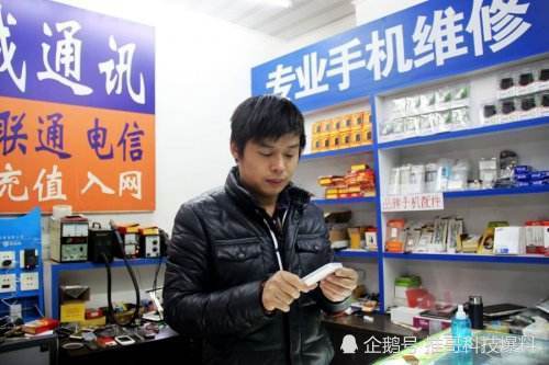 同价1799,买小米8SE还是荣耀play,看看修手机