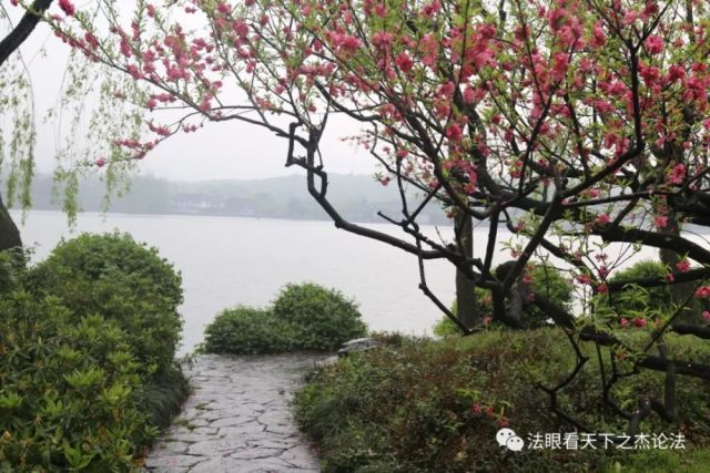 员工上班途中发生交通事故,肇事者赔偿后还能