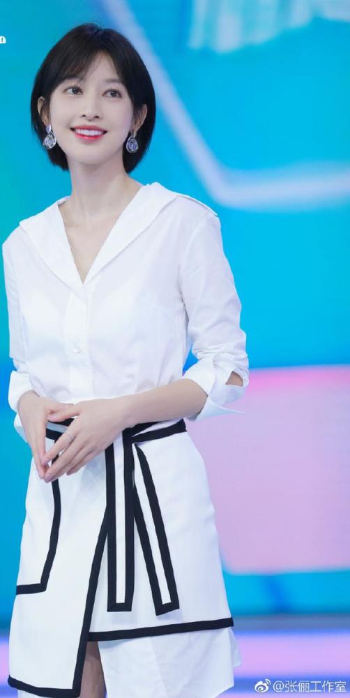 张俪摩卡波波头搭配白色连衣裙 34岁秒变18岁