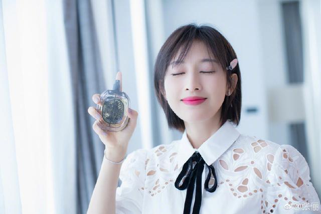 张俪摩卡波波头搭配白色连衣裙 34岁秒变18岁