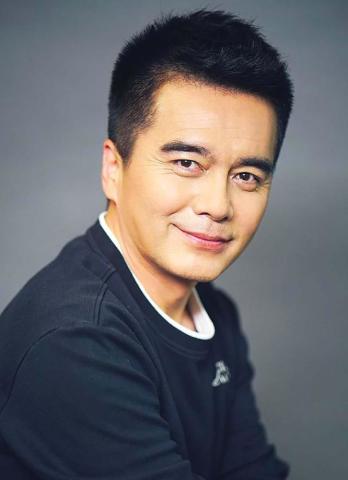 54岁老戏骨何亚军,演技成熟,相貌帅气,网友:实力派男演员