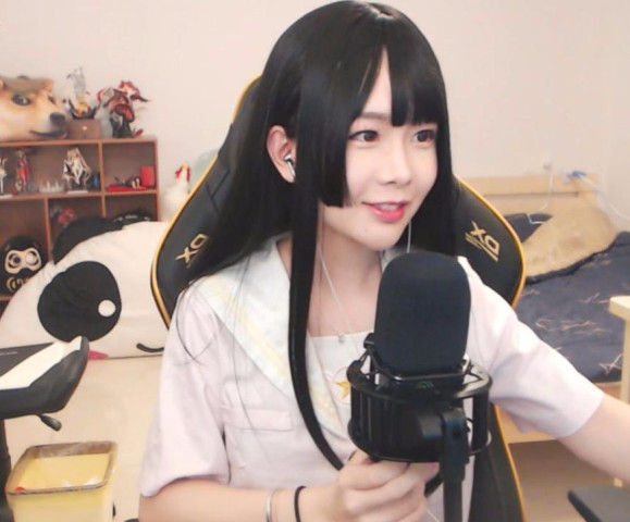 抖音又火了一位混血小姐姐,确认过喉结,又是一