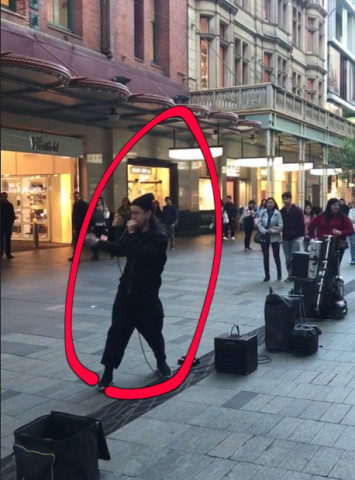 悉尼街头B-BOX卖艺网红,神似吴亦凡,却比吴亦