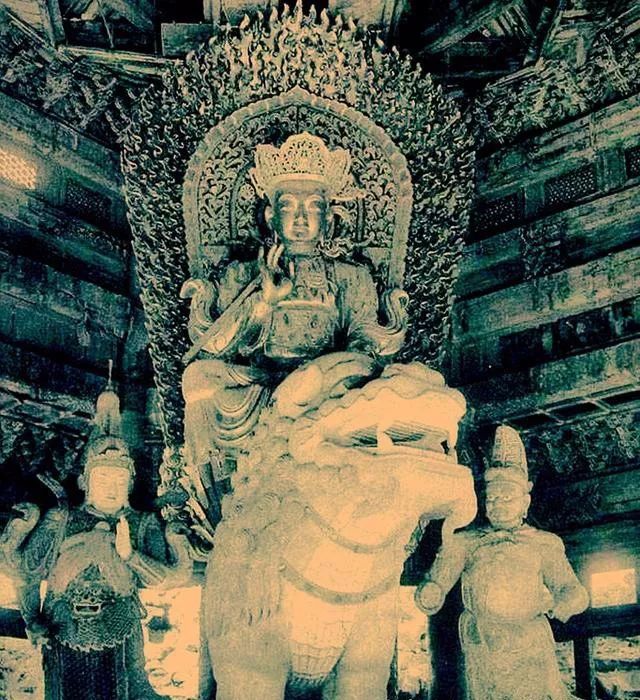 铁狮子身后曾经是开元寺,开元寺内供奉的主尊就是文殊菩萨.